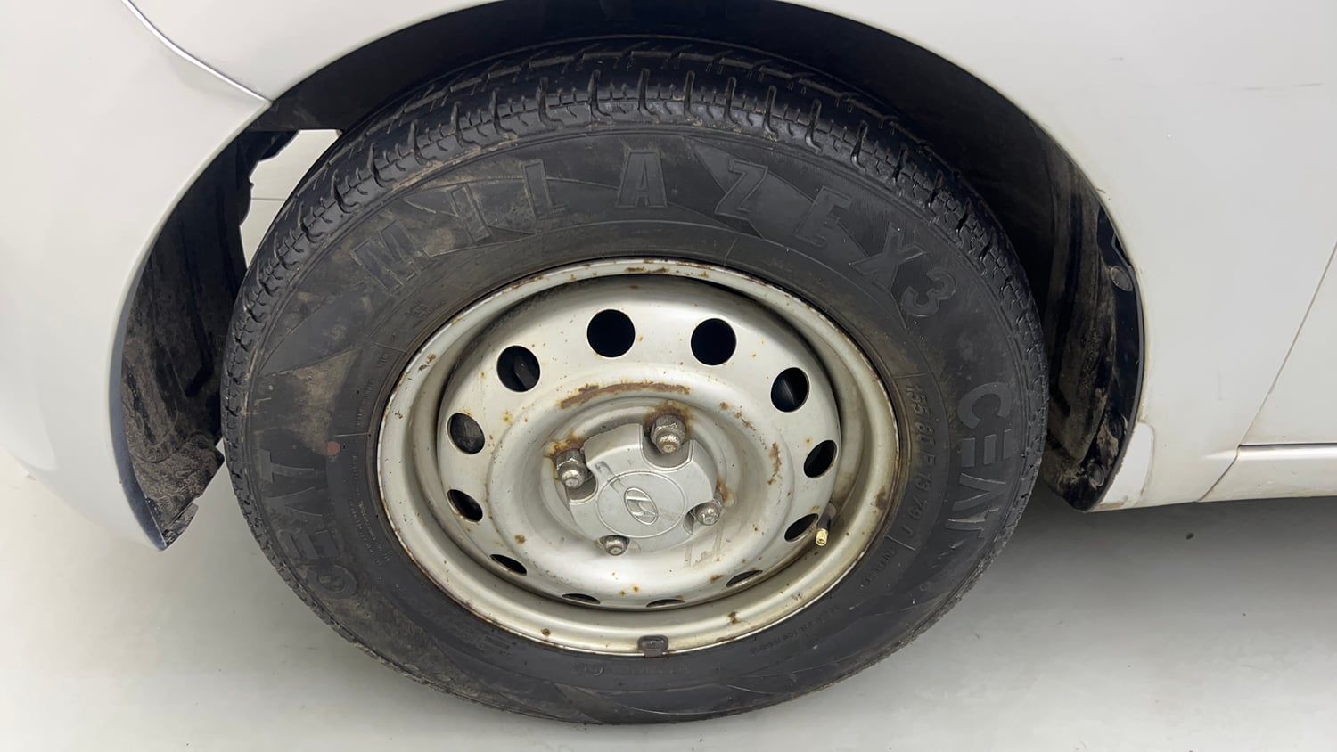 Used 2013 Hyundai i10 Magna 1.1 iRDE2 Petrol Manual tyres LEFT FRONT TYRE RIM VIEW