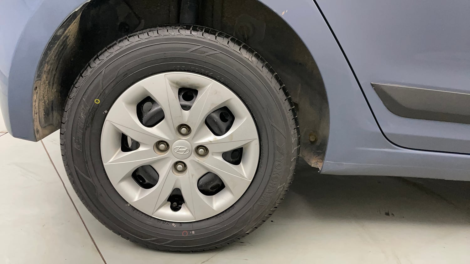 Used 2015 Hyundai Elite i20 Sportz 1.2 Petrol Manual tyres RIGHT REAR TYRE RIM VIEW