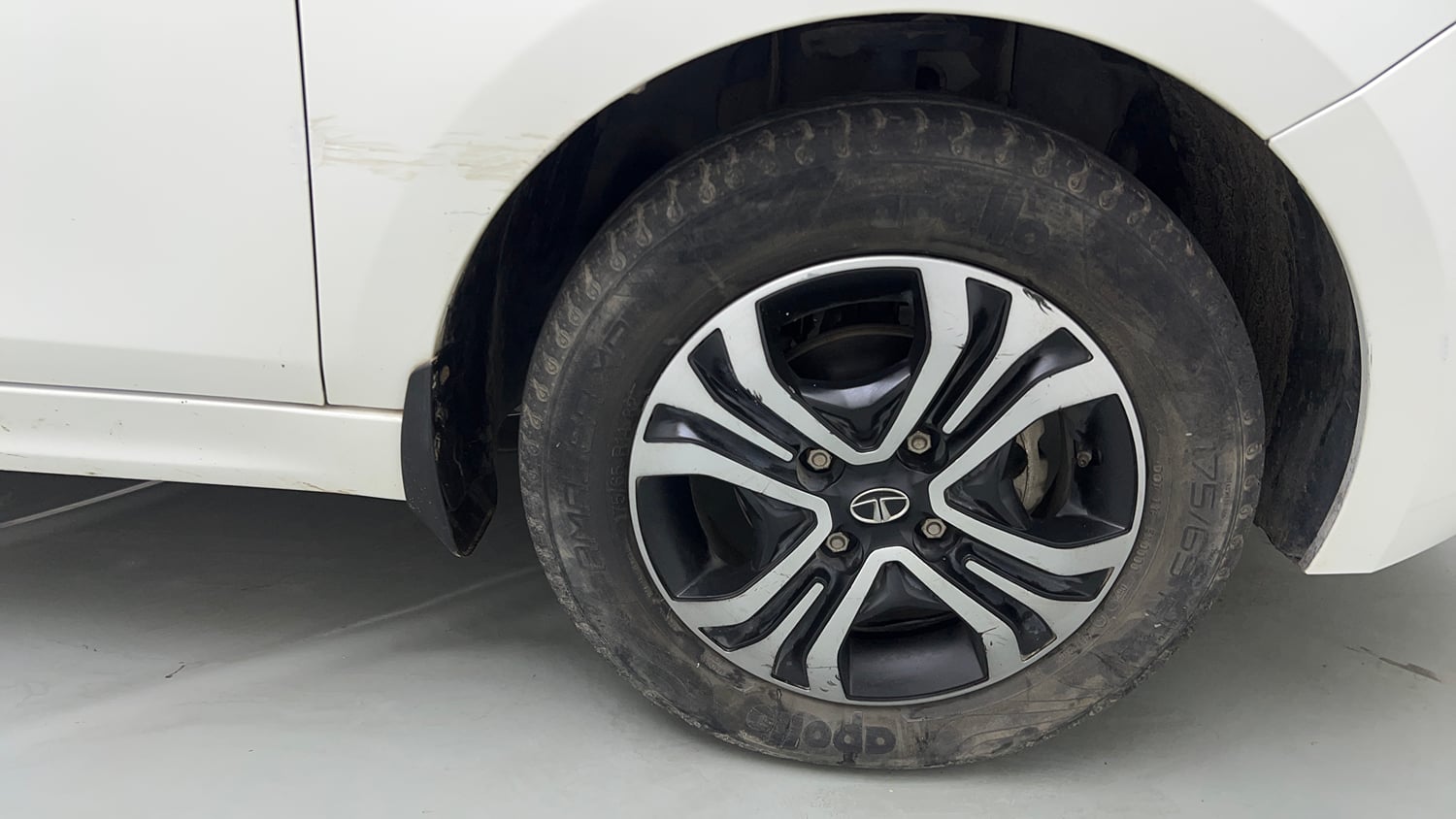 Used 2021 Tata Tiago XZ Petrol Manual tyres RIGHT FRONT TYRE RIM VIEW