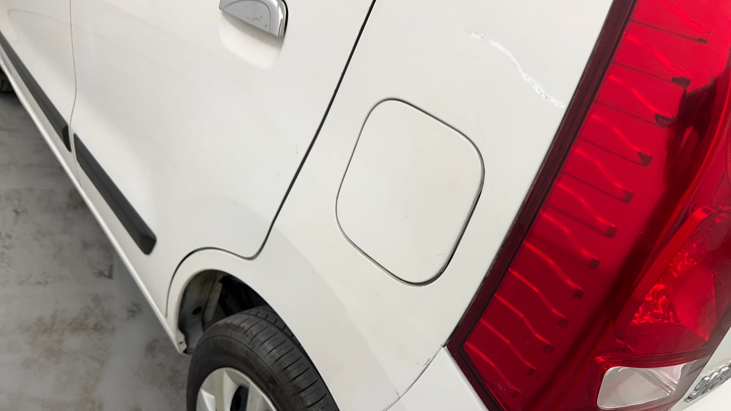 Used 2016 Maruti Suzuki Wagon R 1.0 VXI AMT Petrol Automatic dents MINOR SCRATCH