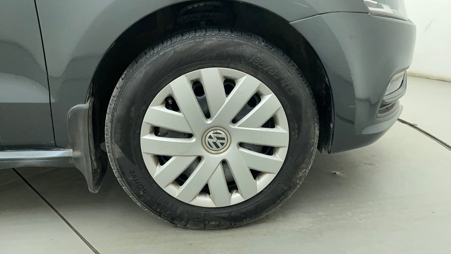 Used 2017 Volkswagen Polo Comfortline 1.2L (P) Petrol Manual tyres RIGHT FRONT TYRE RIM VIEW