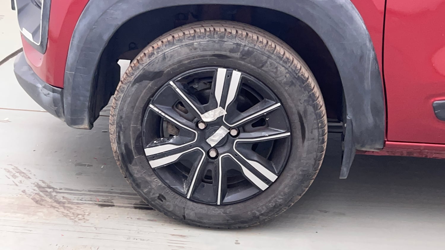 Used 2024 Renault Kwid CLIMBER 1.0 MT Petrol Manual tyres LEFT FRONT TYRE RIM VIEW