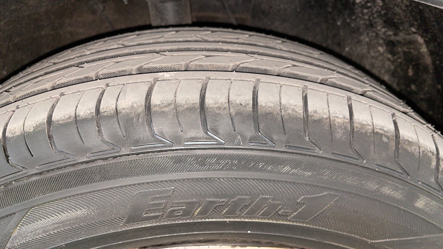 Used 2022 Kia Carens Prestige 1.4 Petrol MT 7 STR Petrol Manual tyres RIGHT FRONT TYRE TREAD VIEW