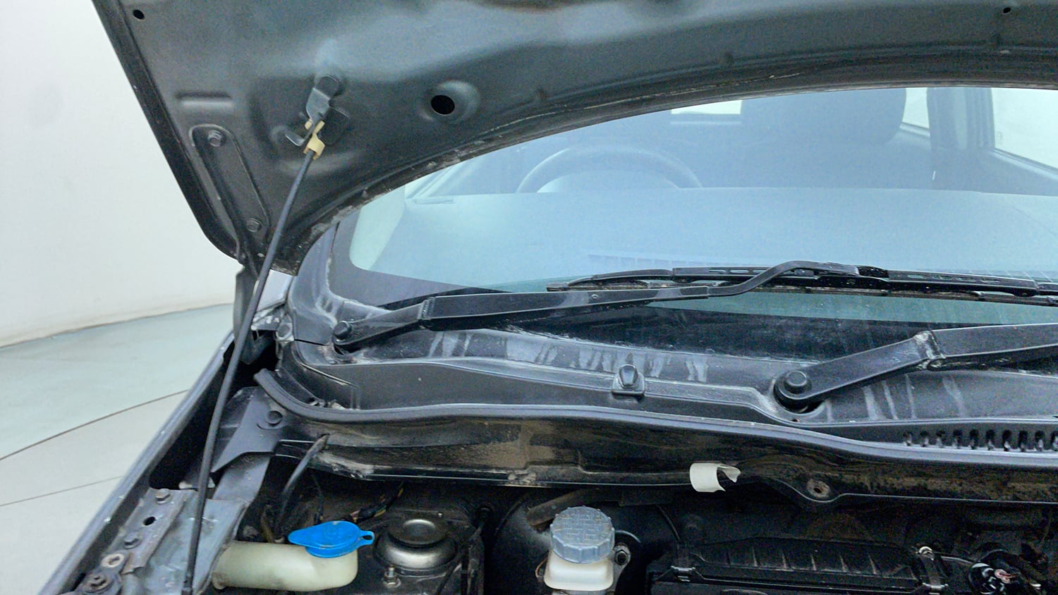 Used 2012 Maruti Suzuki Wagon R 1.0 VXi Petrol Manual engine ENGINE RIGHT SIDE HINGE & APRON VIEW