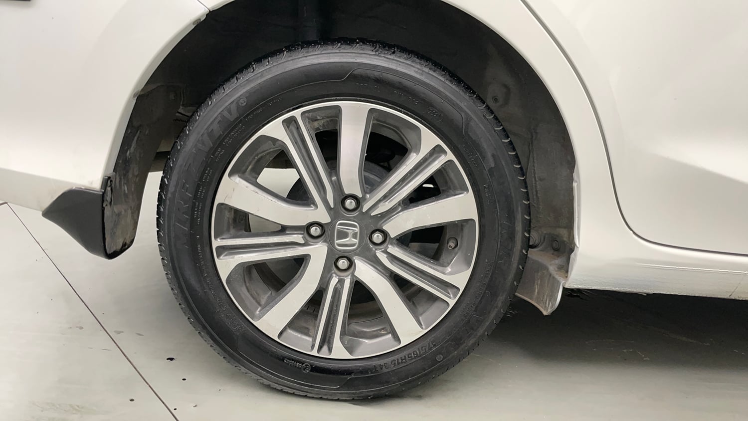 Used 2023 Honda Amaze VX 1.2 Petrol CVT Petrol Automatic tyres RIGHT REAR TYRE RIM VIEW