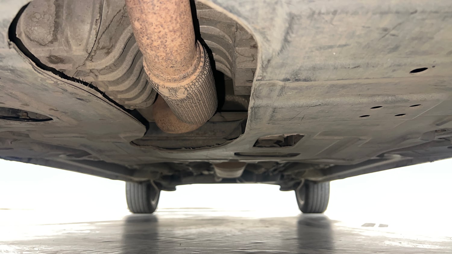 Used 2019 Mahindra XUV 300 1.2 W8 (O) Petrol Manual extra FRONT LEFT UNDERBODY VIEW
