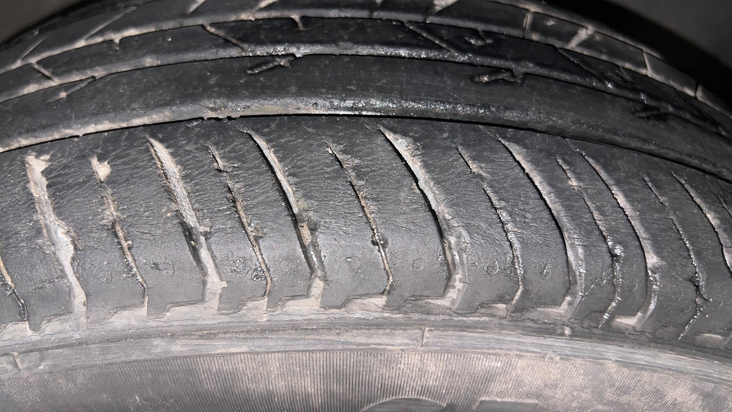 Used 2022 Nissan Magnite XV Turbo CVT Dual Tone Petrol Automatic tyres RIGHT FRONT TYRE TREAD VIEW