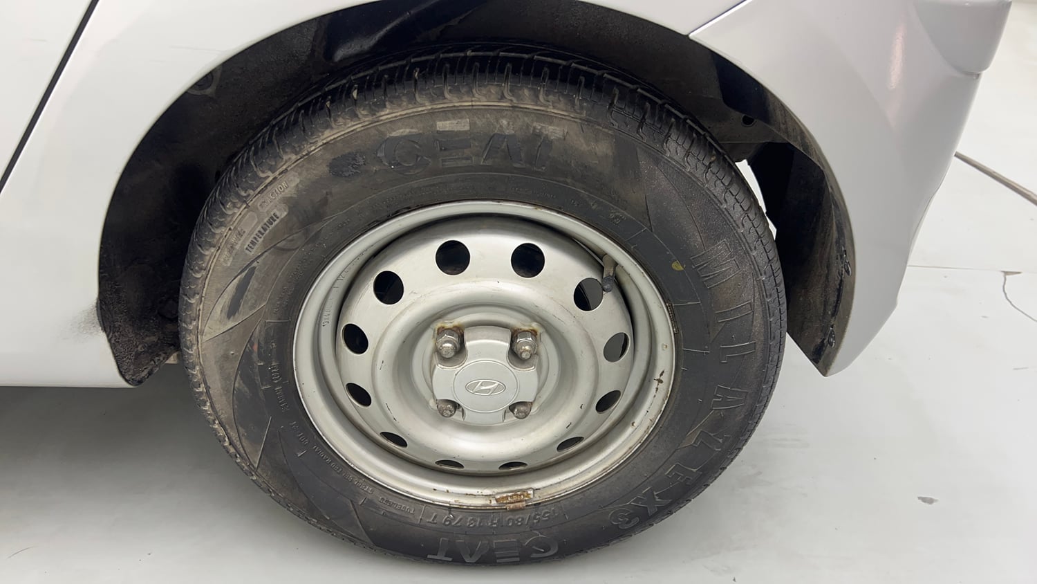 Used 2013 Hyundai i10 Magna 1.1 iRDE2 Petrol Manual tyres LEFT REAR TYRE RIM VIEW