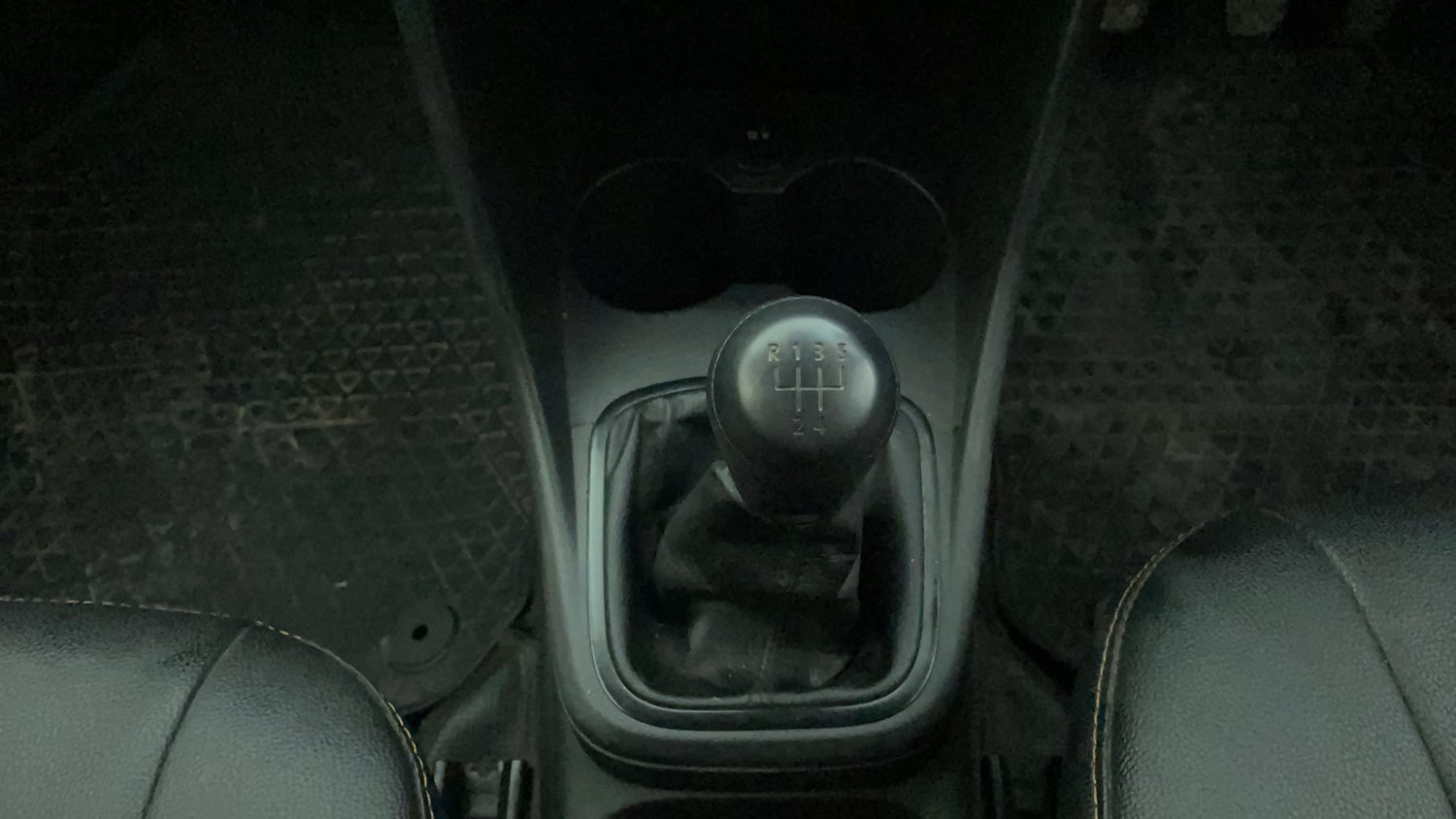 Used 2017 Volkswagen Polo Comfortline 1.2L (P) Petrol Manual interior GEAR  KNOB VIEW