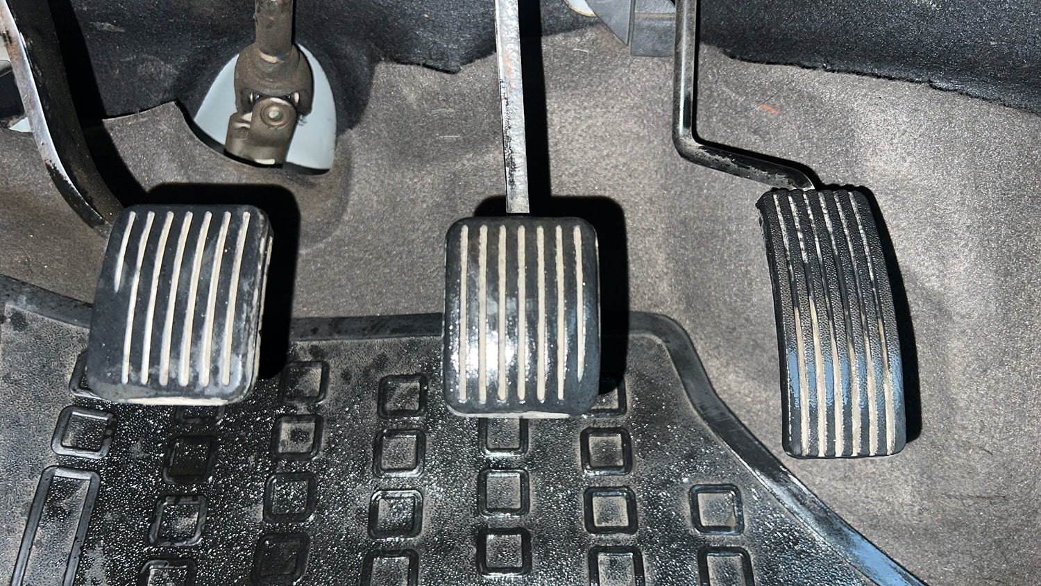 Used 2013 Hyundai i10 Magna 1.1 iRDE2 Petrol Manual interior PEDALS VIEW