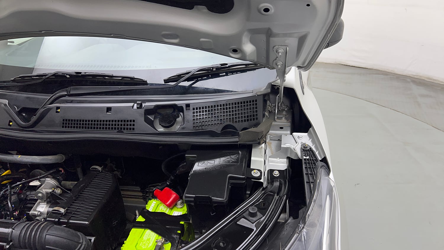 Used 2023 Nissan Magnite XE AMT Petrol Automatic engine ENGINE LEFT SIDE HINGE & APRON VIEW