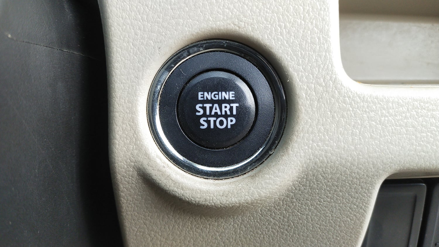 Used 2021 Maruti Suzuki Ciaz Alpha 1.5 Petrol Manual top_features Keyless start