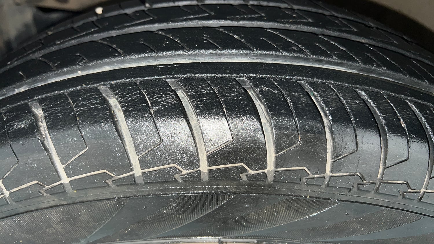 Used 2022 Maruti Suzuki Swift VXi Petrol Manual tyres LEFT FRONT TYRE TREAD VIEW