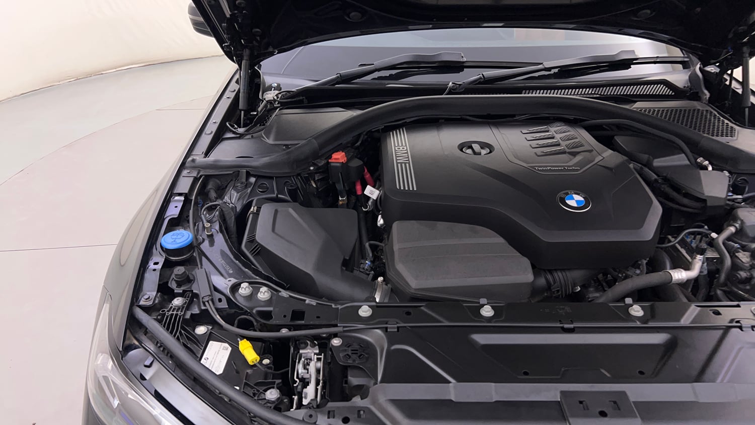 Used 2025 BMW 3 Series Gran Limousine 330Li M Sport Petrol Automatic engine ENGINE RIGHT SIDE HINGE & APRON VIEW