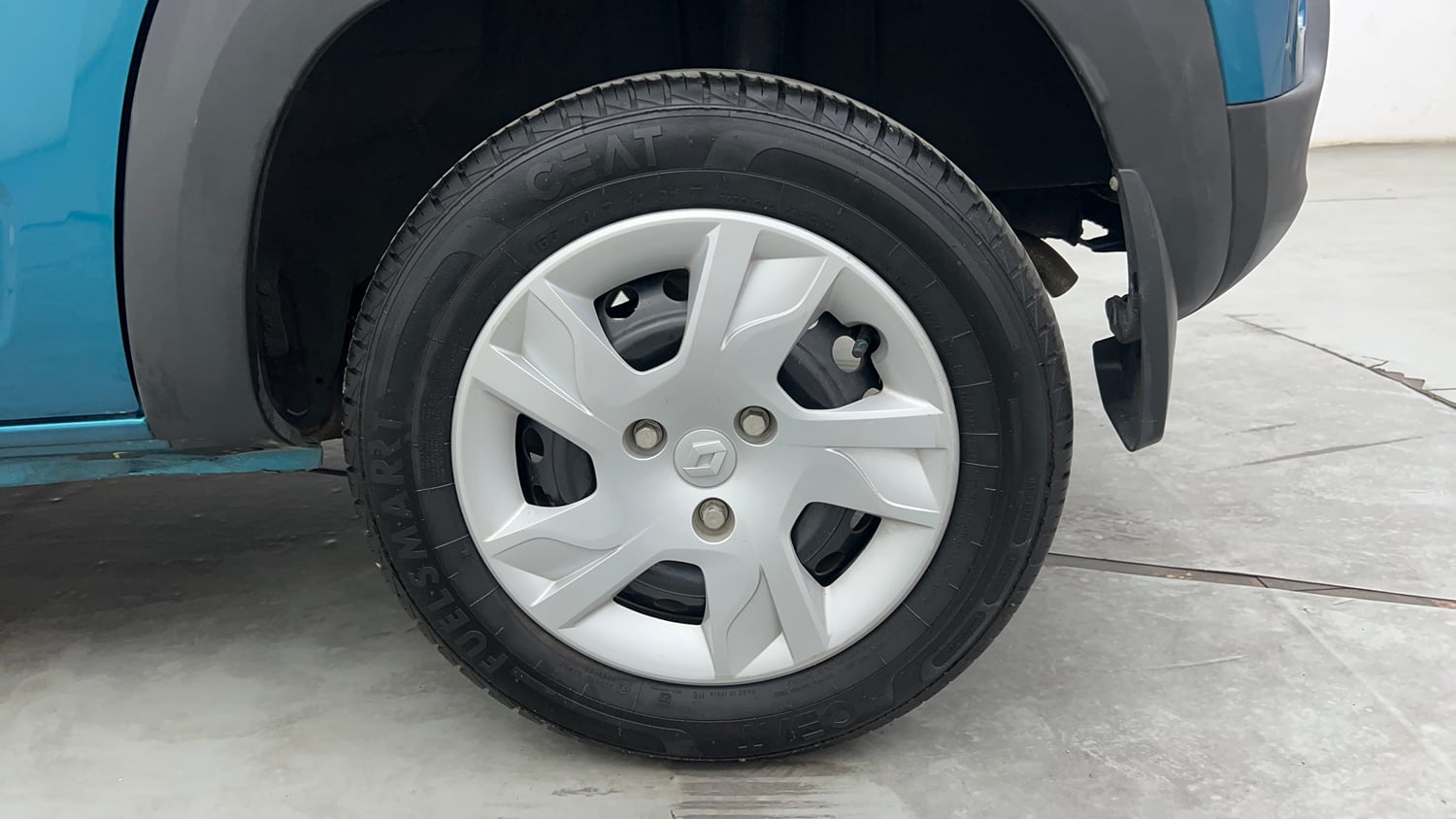 Used 2024 Renault Kwid RXL(O) 1.0L AMT Petrol Automatic tyres LEFT REAR TYRE RIM VIEW