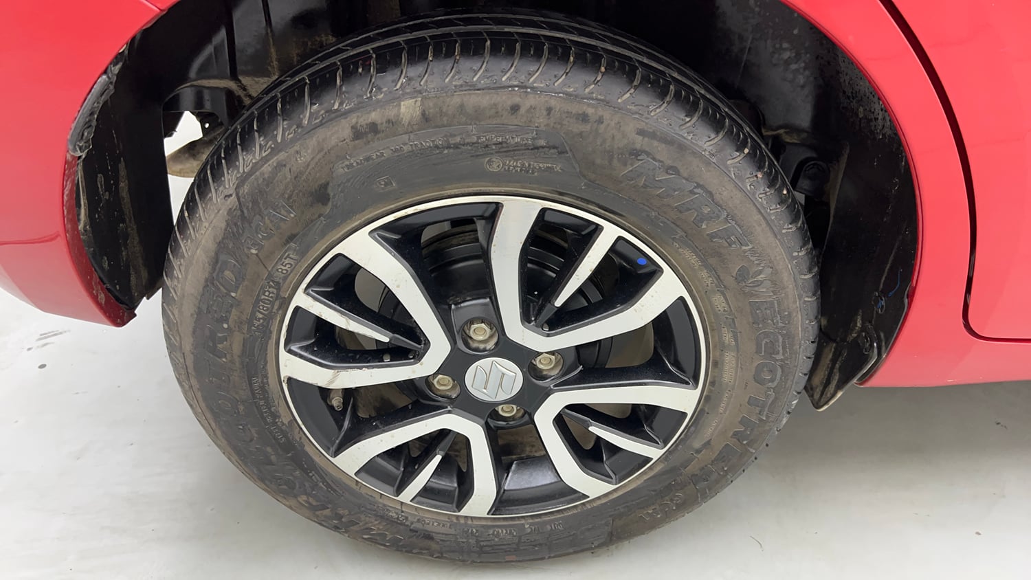Used 2024 Maruti Suzuki Swift VXi (O) AMT Petrol Automatic tyres RIGHT REAR TYRE RIM VIEW