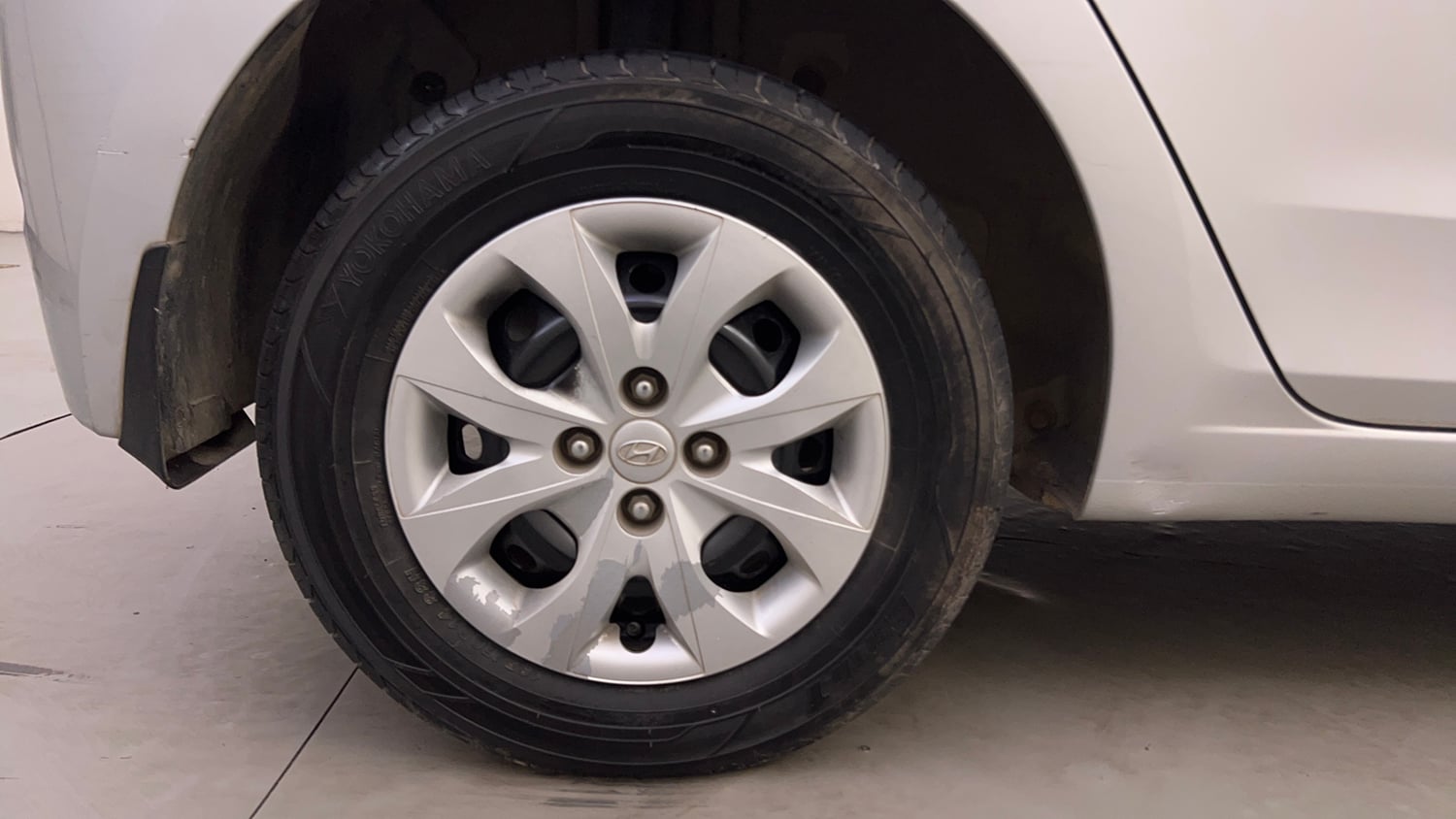 Used 2016 Hyundai Elite i20 Magna 1.2 Petrol Manual tyres RIGHT REAR TYRE RIM VIEW