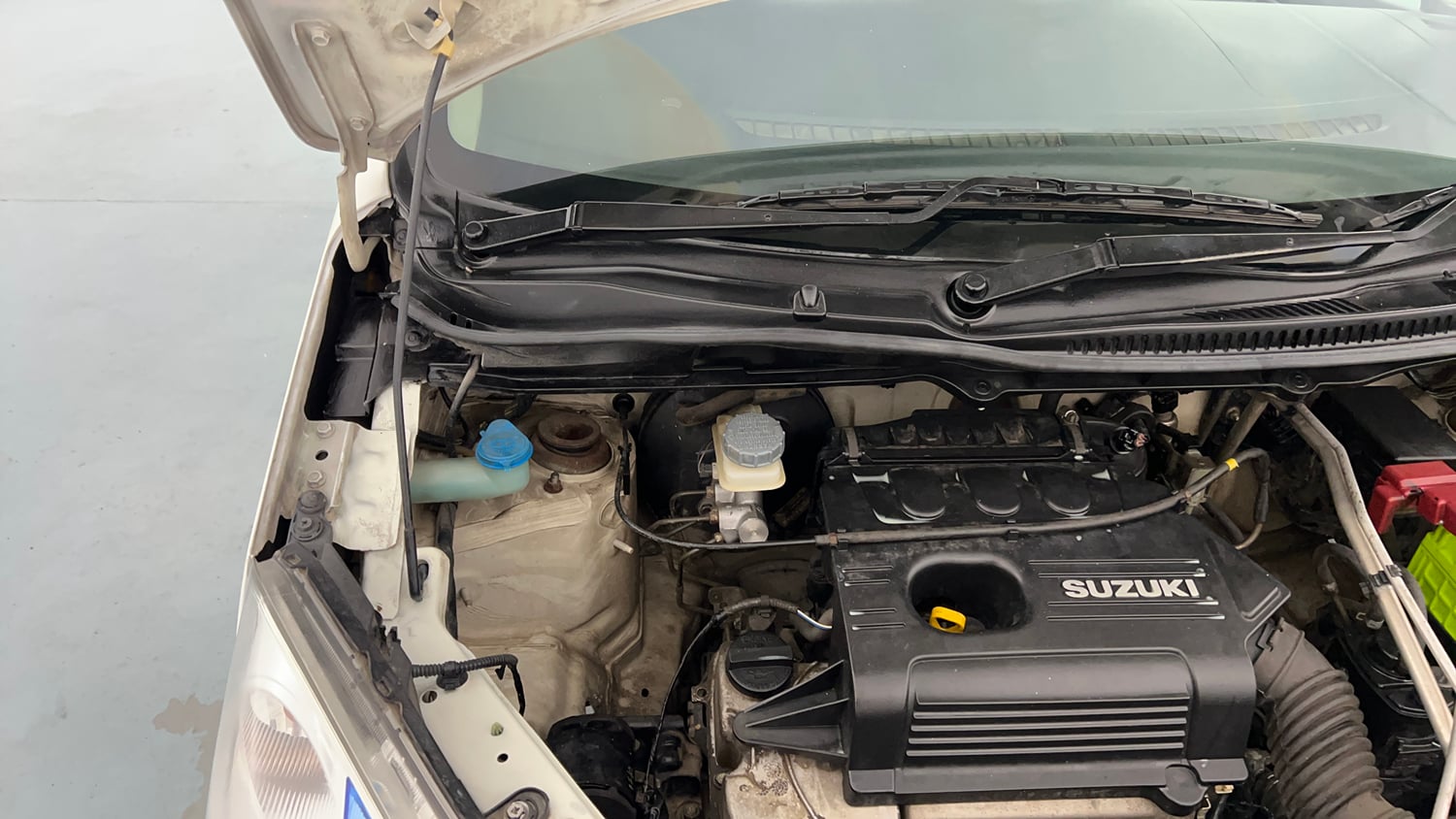 Used 2013 Maruti Suzuki Wagon R VXI Petrol Manual engine ENGINE RIGHT SIDE HINGE & APRON VIEW