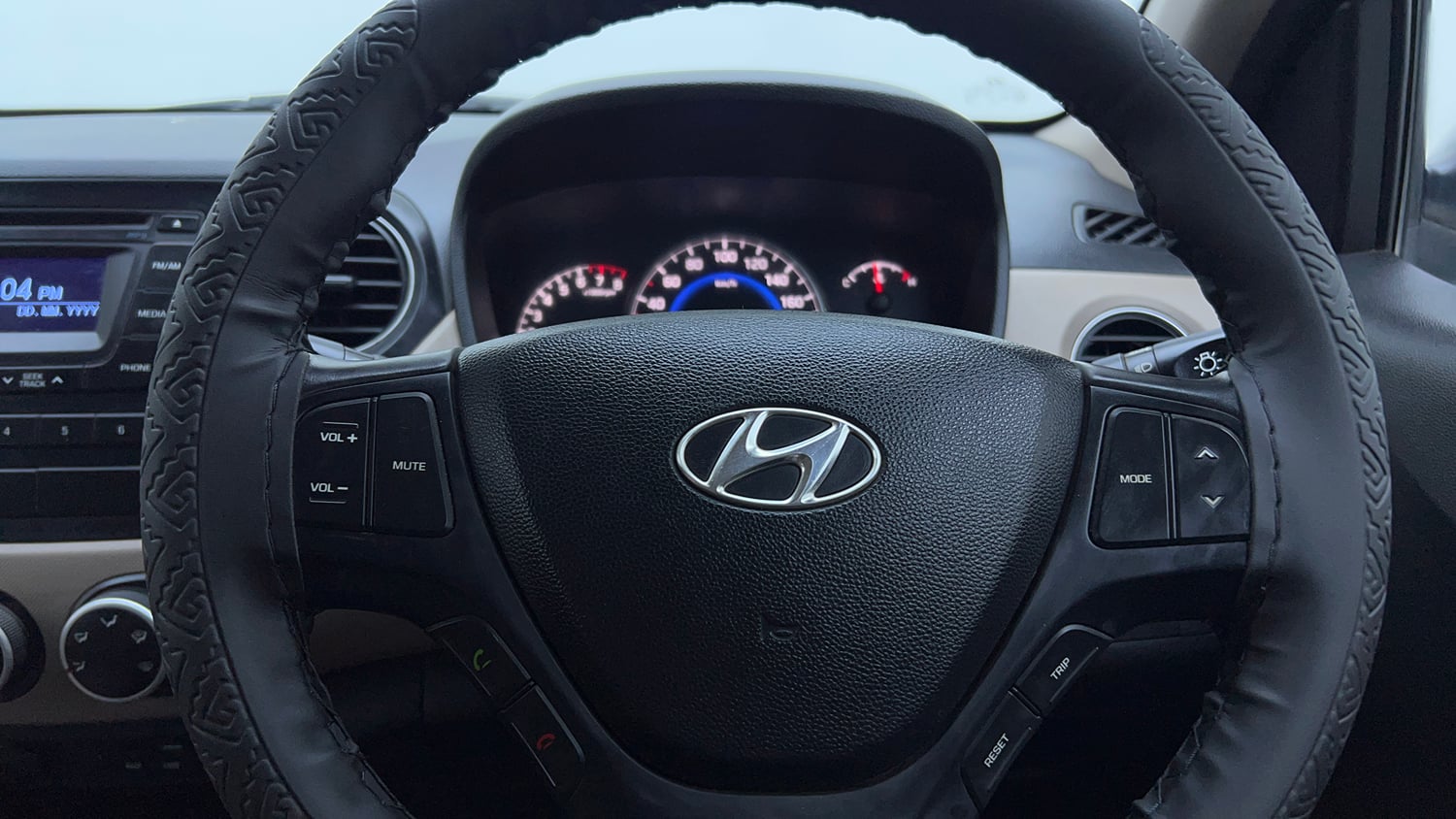 Used 2015 Hyundai Grand i10 Asta AT 1.2 Kappa VTVT Petrol Automatic top_features Steering mounted controls