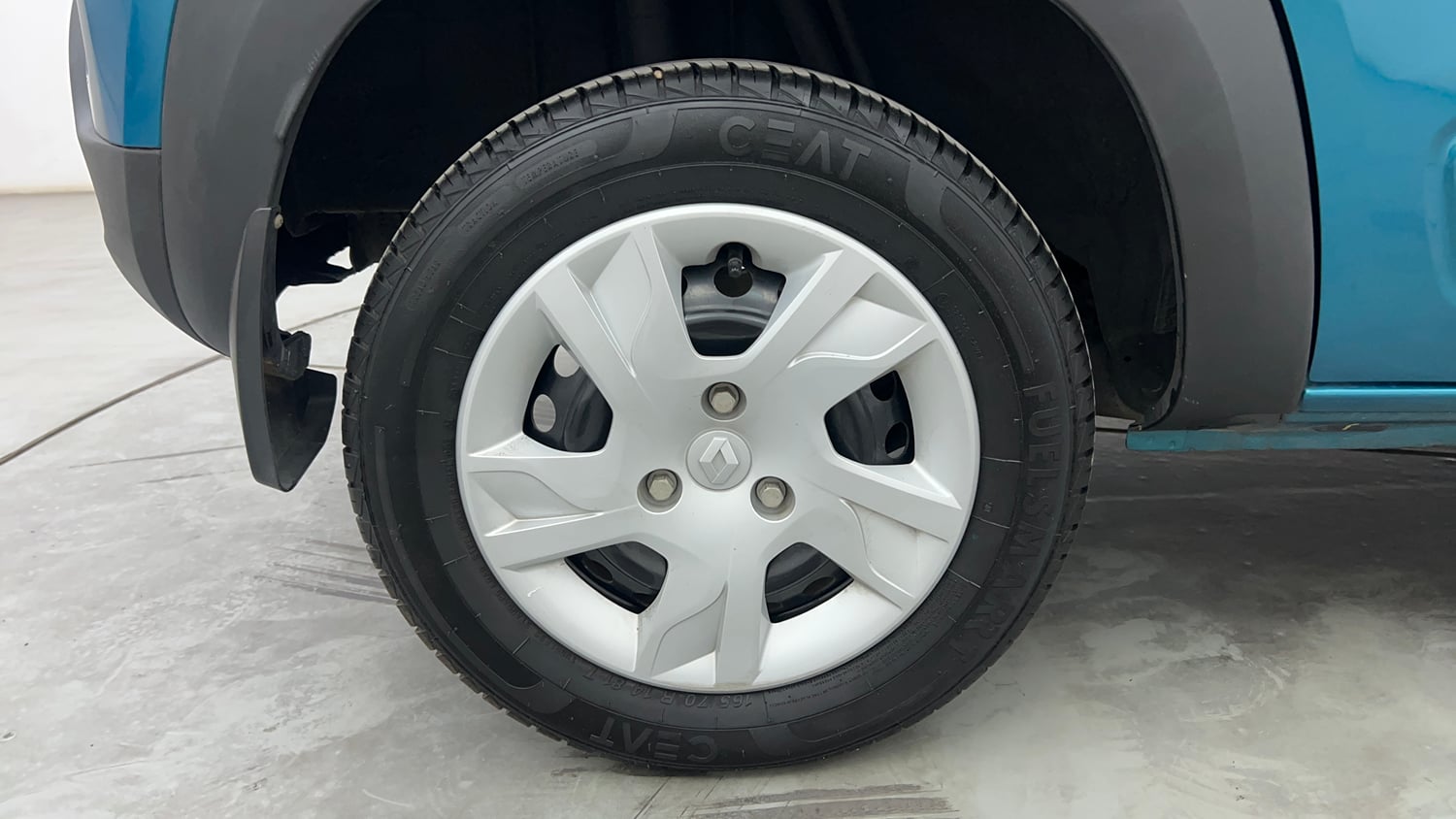 Used 2024 Renault Kwid RXL(O) 1.0L AMT Petrol Automatic tyres RIGHT REAR TYRE RIM VIEW