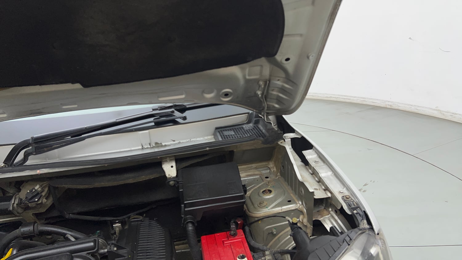 Used 2017 Renault Kwid 1.0 RXT AMT Petrol Automatic engine ENGINE LEFT SIDE HINGE & APRON VIEW
