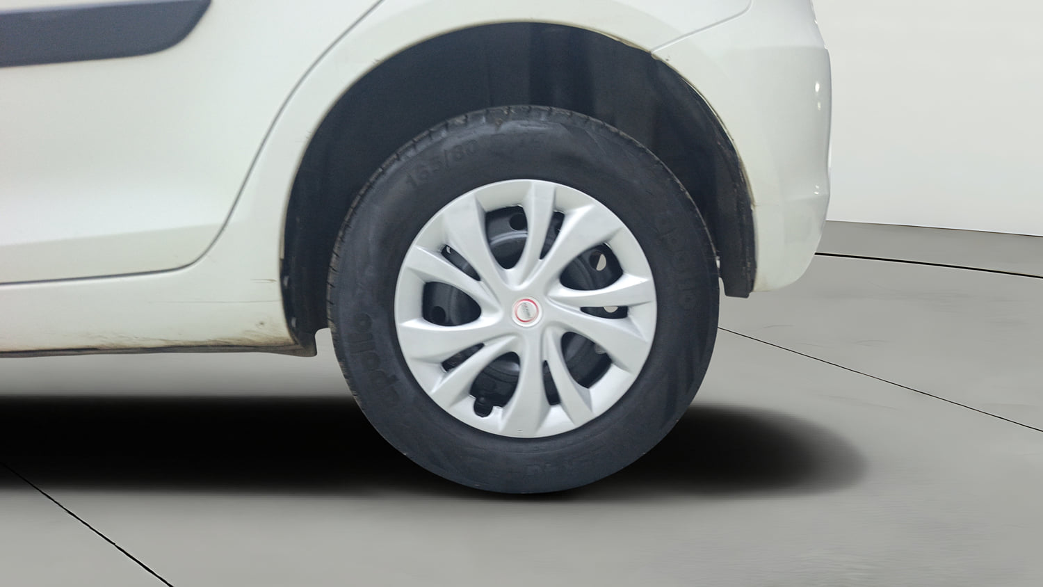 Used 2015 Maruti Suzuki Swift VDi Diesel Manual tyres LEFT REAR TYRE RIM VIEW