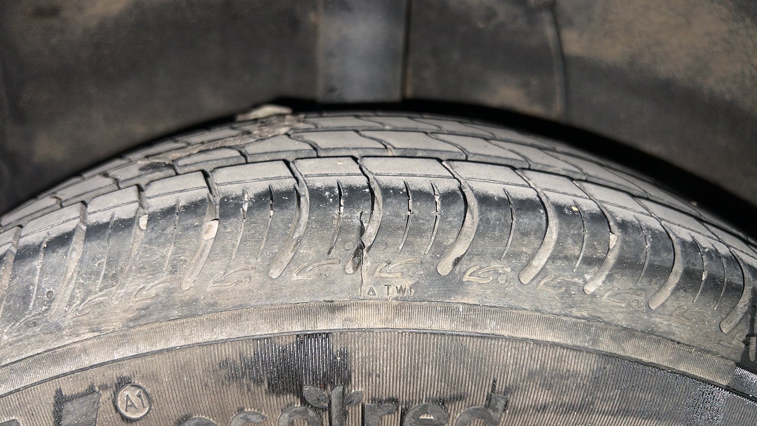 Used 2022 Hyundai Grand i10 Nios Sportz AMT 1.2 CRDi Diesel Automatic tyres RIGHT REAR TYRE TREAD VIEW