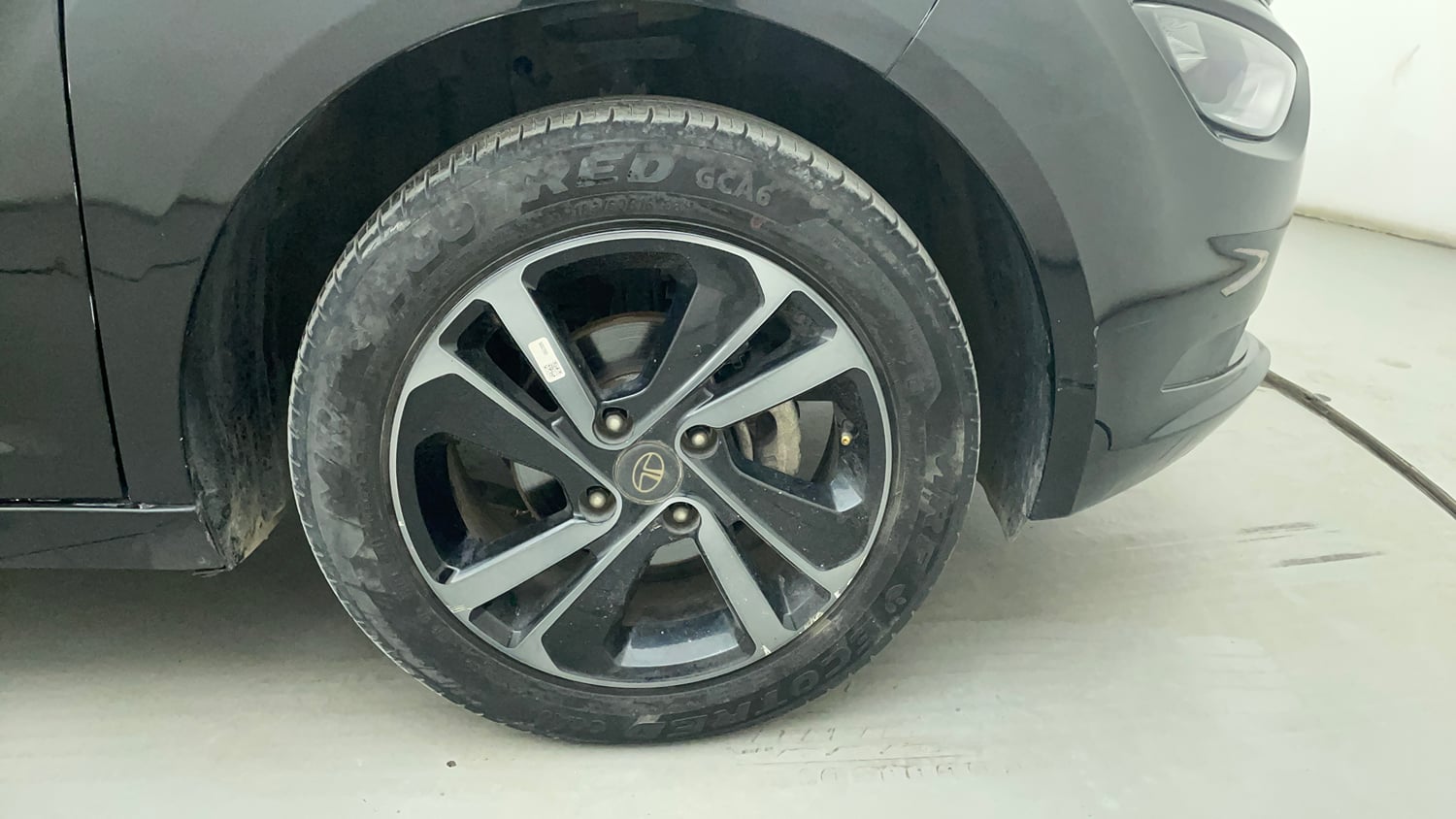 Used 2024 Tata Altroz XZA Plus (S) Dark Edition Petrol Automatic tyres RIGHT FRONT TYRE RIM VIEW