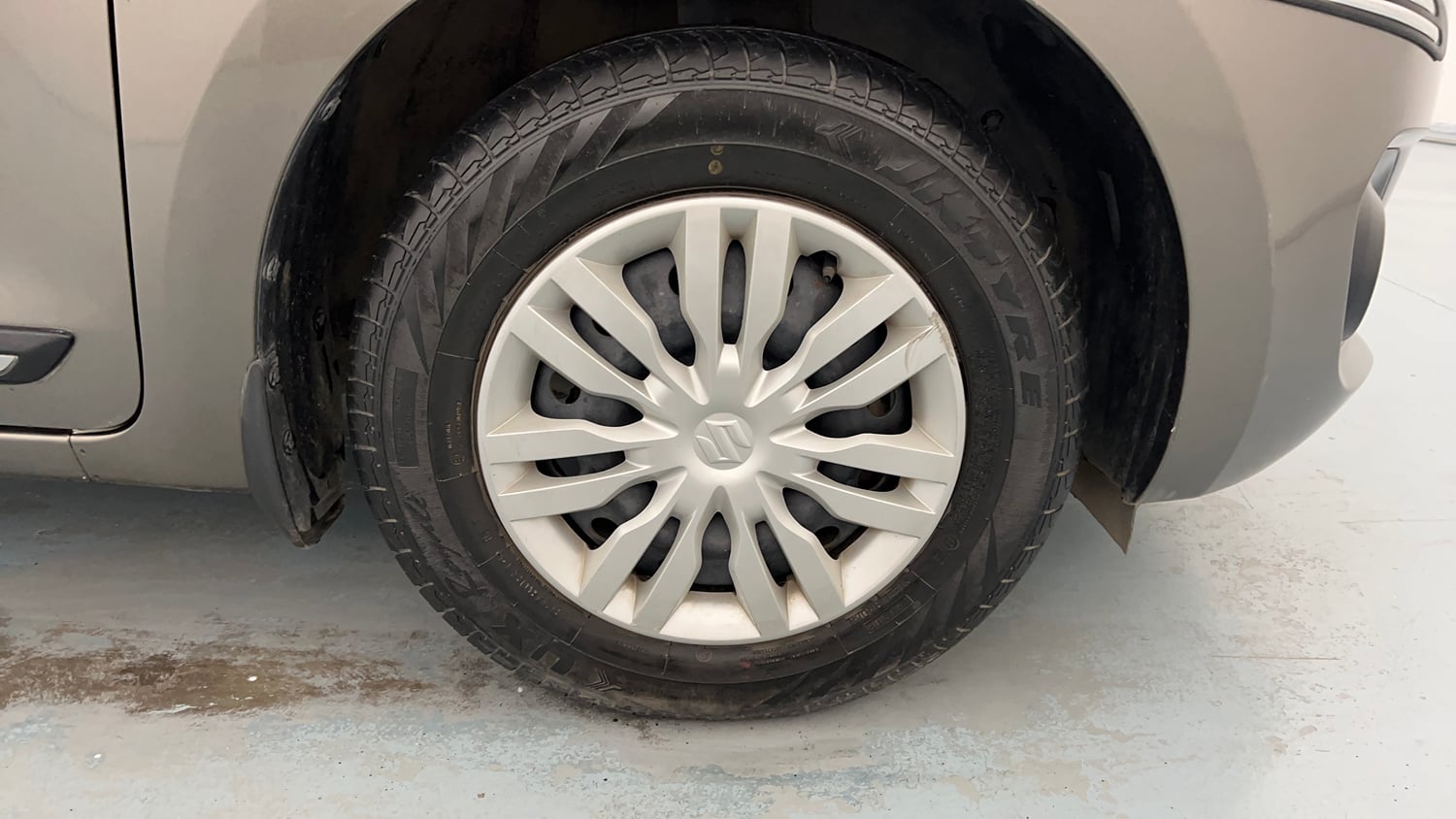 Used 2022 Maruti Suzuki Swift VXi Petrol Manual tyres RIGHT FRONT TYRE RIM VIEW