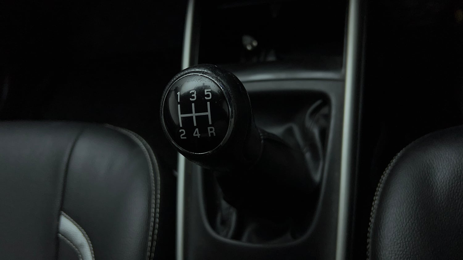 Used 2018 Maruti Suzuki Baleno Delta 1.2 Petrol Manual interior GEAR  KNOB VIEW