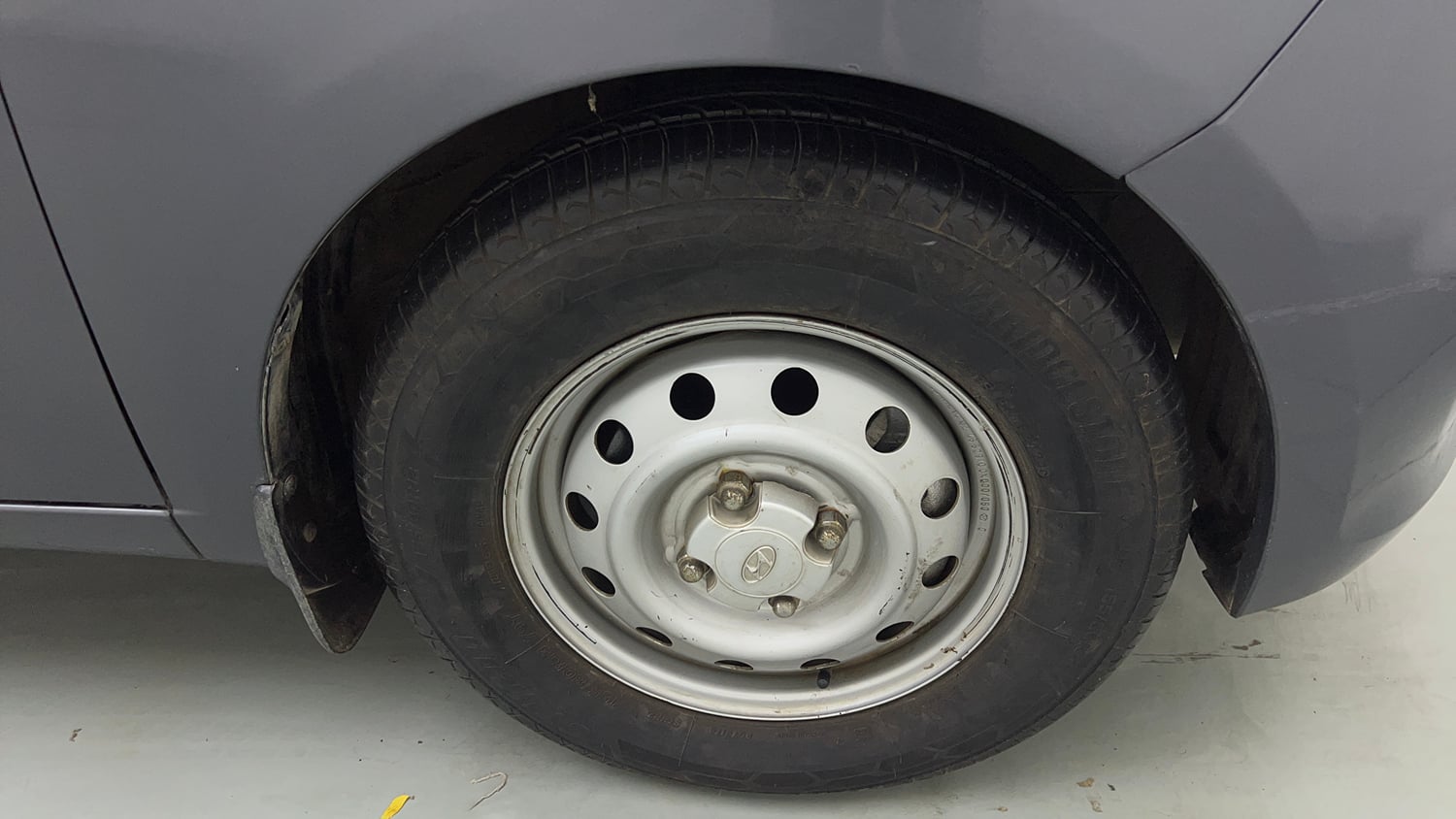 Used 2014 Hyundai i10 Magna 1.1 iRDE2 Petrol Manual tyres RIGHT FRONT TYRE RIM VIEW