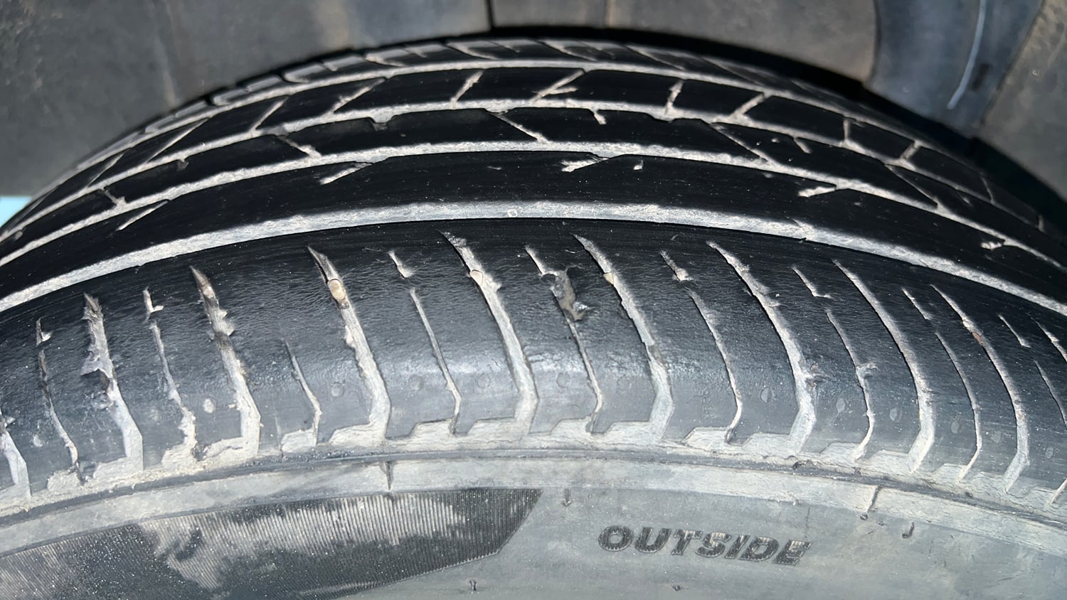 Used 2022 Renault Kiger RXT MT Petrol Manual tyres RIGHT REAR TYRE TREAD VIEW