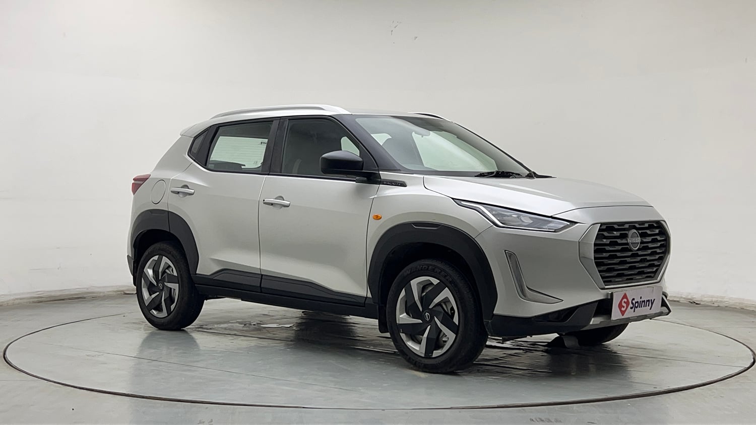 Used 2023 Nissan Magnite XE AMT Petrol Automatic exterior RIGHT FRONT CORNER VIEW