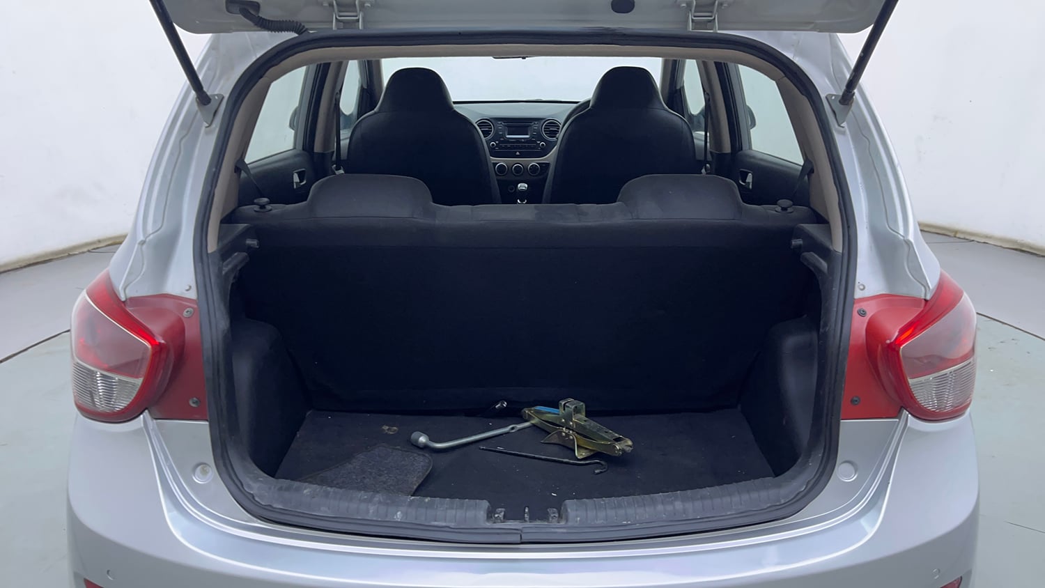 Used 2016 Hyundai Grand i10 Sportz 1.2 Kappa VTVT Petrol Manual interior DICKY INSIDE VIEW