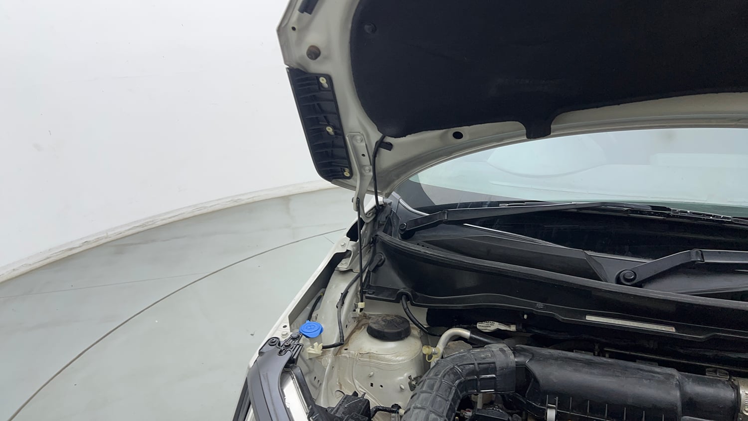 Used 2023 Maruti Suzuki Ignis Sigma 1.2 MT Petrol Manual engine ENGINE RIGHT SIDE HINGE & APRON VIEW