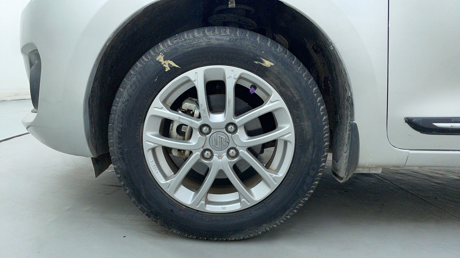 Used 2023 Maruti Suzuki Swift ZXi Petrol Manual tyres LEFT FRONT TYRE RIM VIEW