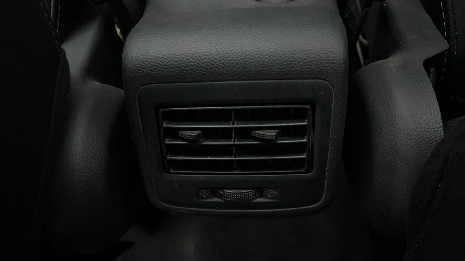 Used 2018 Hyundai Grand i10 Magna 1.2 Kappa VTVT Petrol Manual top_features 2nd row AC vent