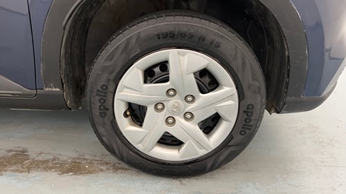 Used 2020 Hyundai Venue S 1.2 Petrol Petrol Manual tyres RIGHT FRONT TYRE RIM VIEW