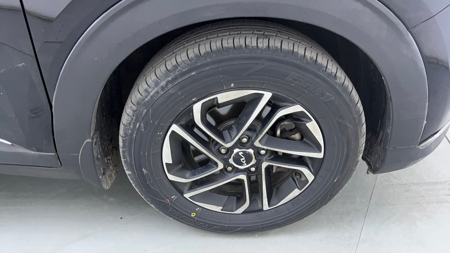 Used 2023 Kia Carens Prestige Plus 1.5 Diesel MT 7 STR Diesel Manual tyres RIGHT FRONT TYRE RIM VIEW