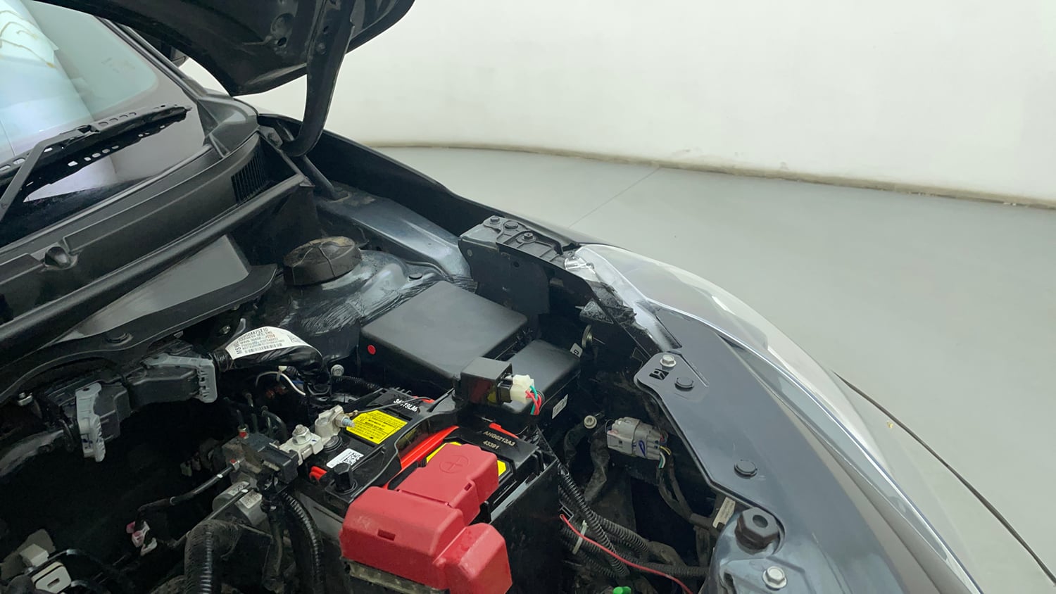 Used 2026 Maruti Suzuki Swift VXi (O) AMT Petrol Automatic engine ENGINE LEFT SIDE HINGE & APRON VIEW