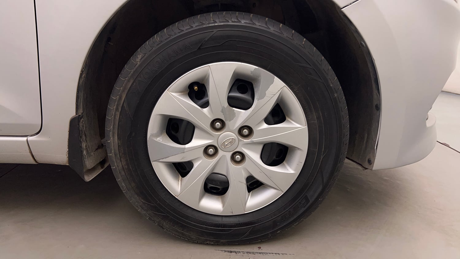 Used 2016 Hyundai Elite i20 Magna 1.2 Petrol Manual tyres RIGHT FRONT TYRE RIM VIEW