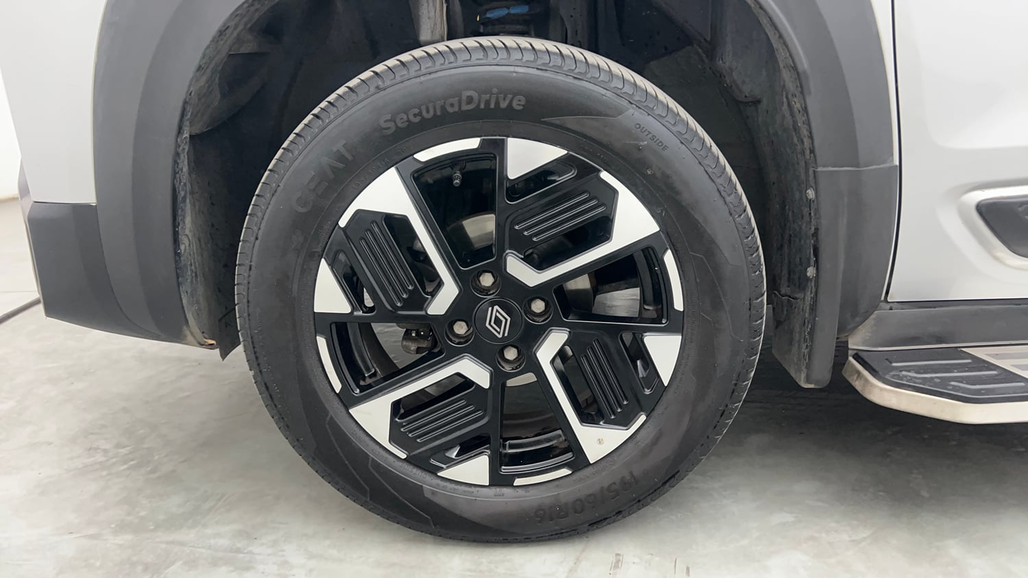 Used 2026 Renault Kiger Emotion MT Petrol Manual tyres LEFT FRONT TYRE RIM VIEW