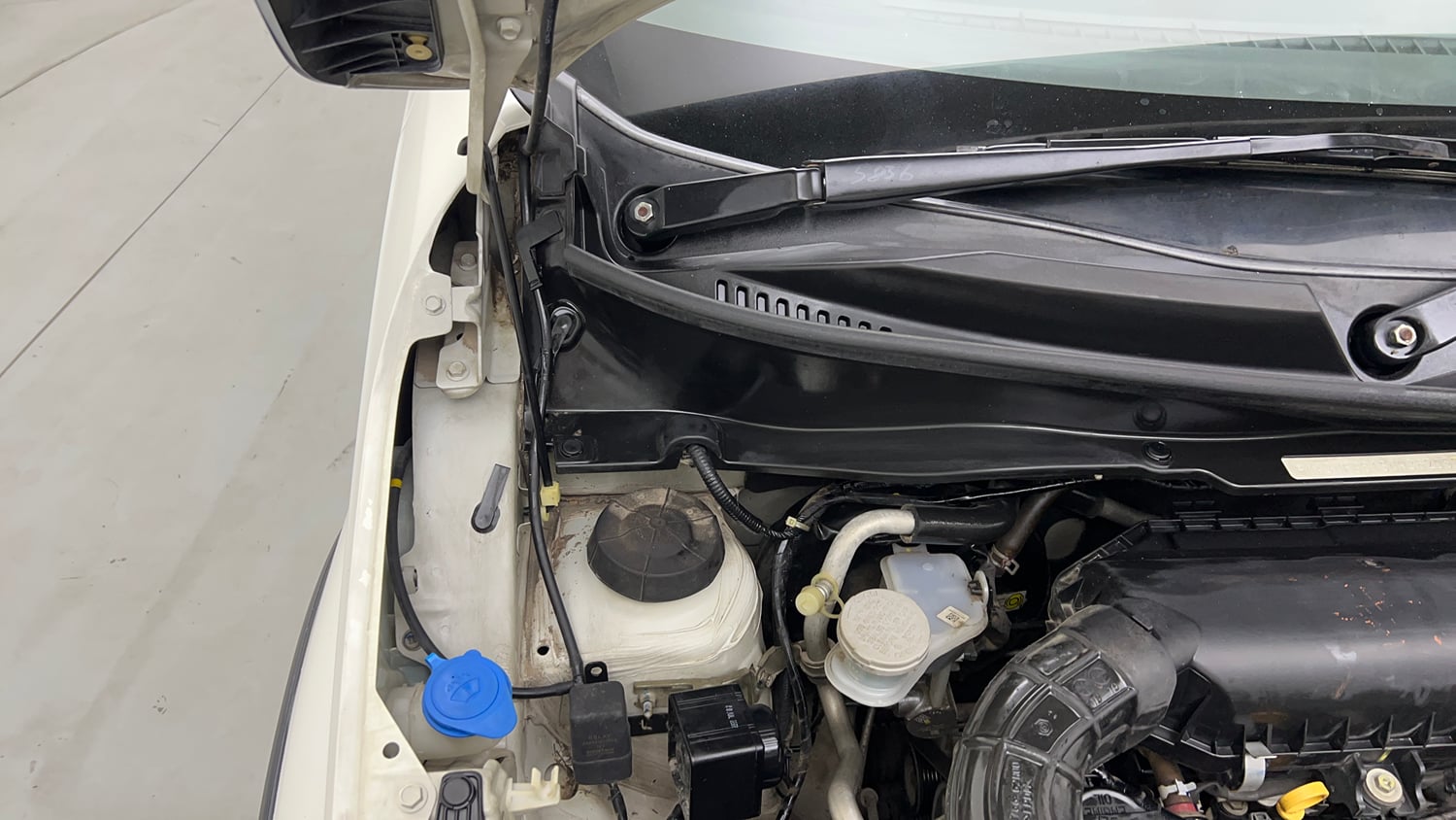 Used 2022 Maruti Suzuki Ignis Delta 1.2 MT Petrol Manual engine ENGINE RIGHT SIDE HINGE & APRON VIEW