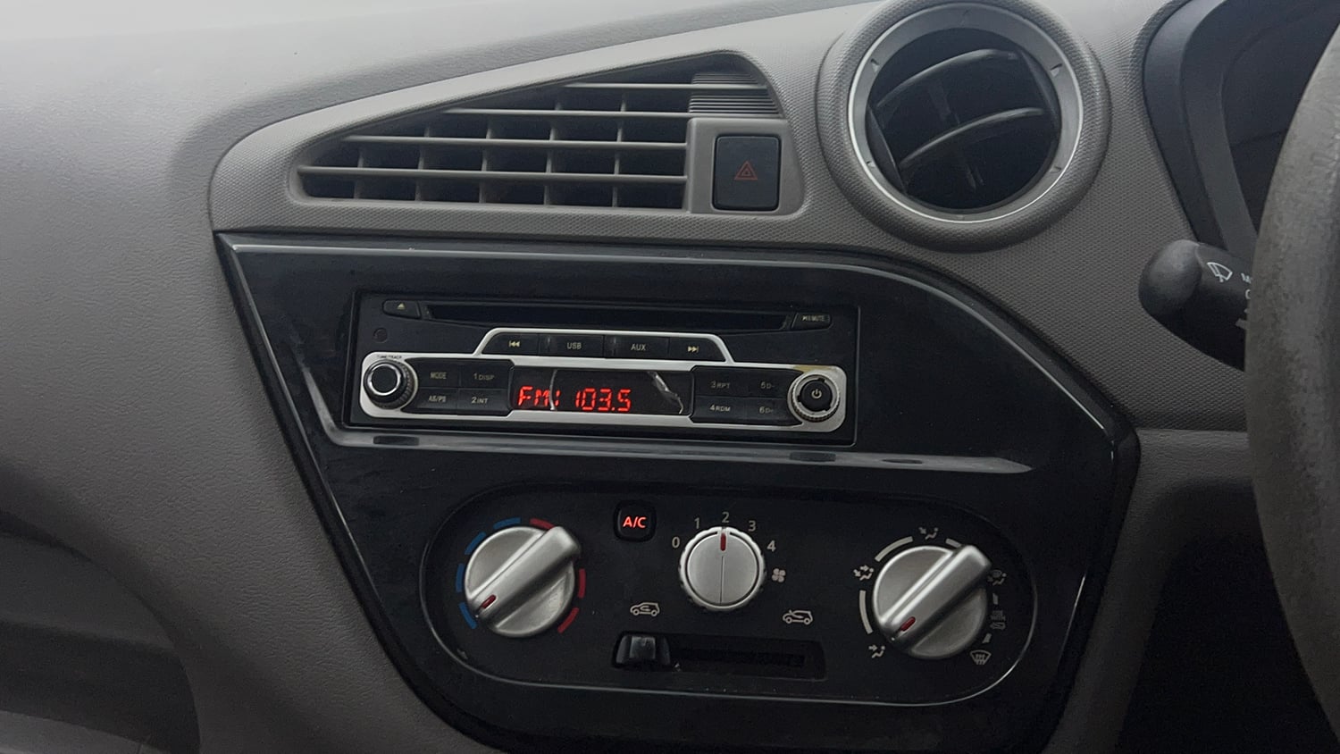 Used 2016 Datsun Redi-GO S Petrol Manual top_features Integrated (in-dash) music system