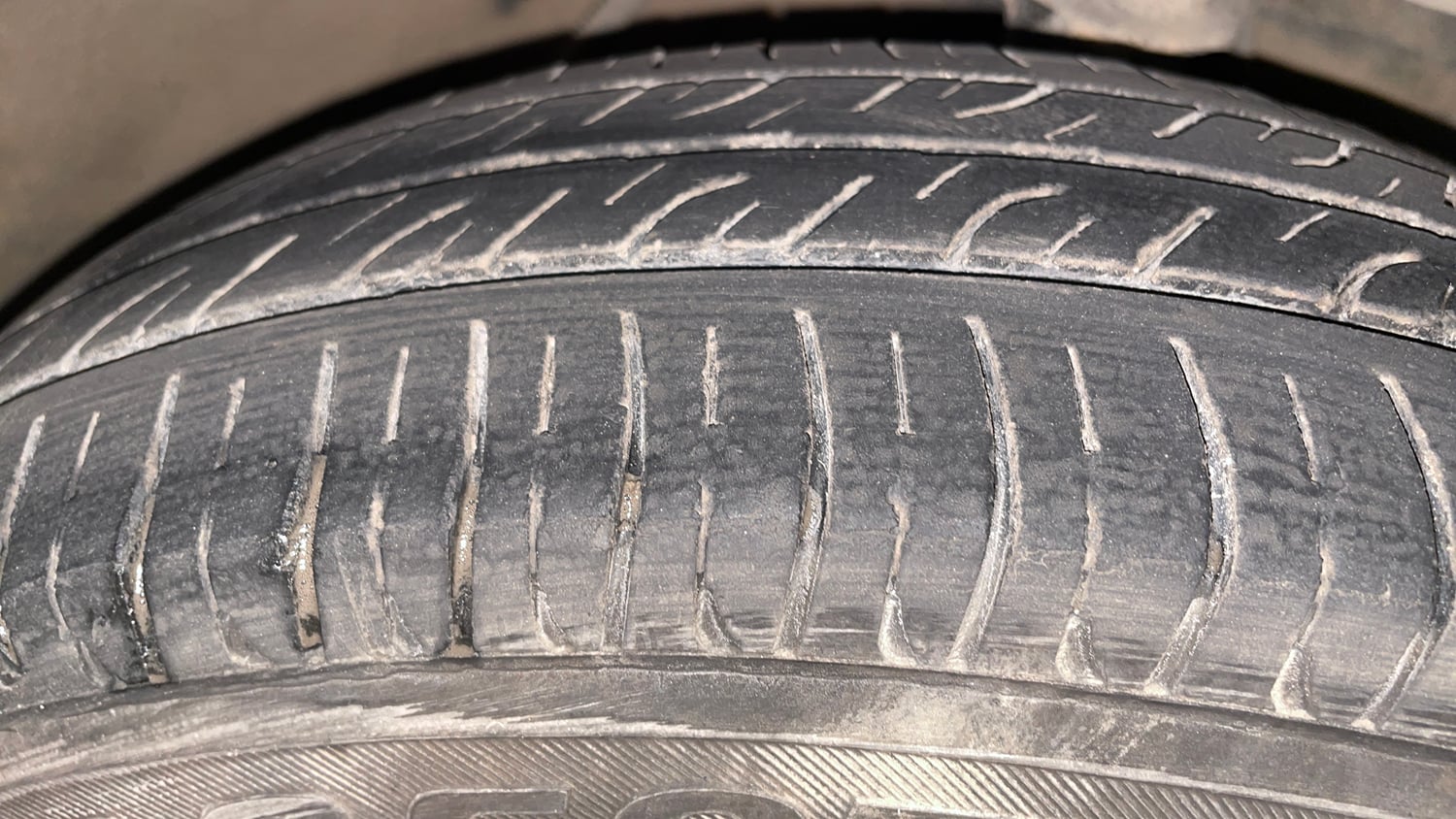 Used 2013 Hyundai i10 Sportz 1.2 AT Kappa2 Petrol Automatic tyres RIGHT FRONT TYRE TREAD VIEW