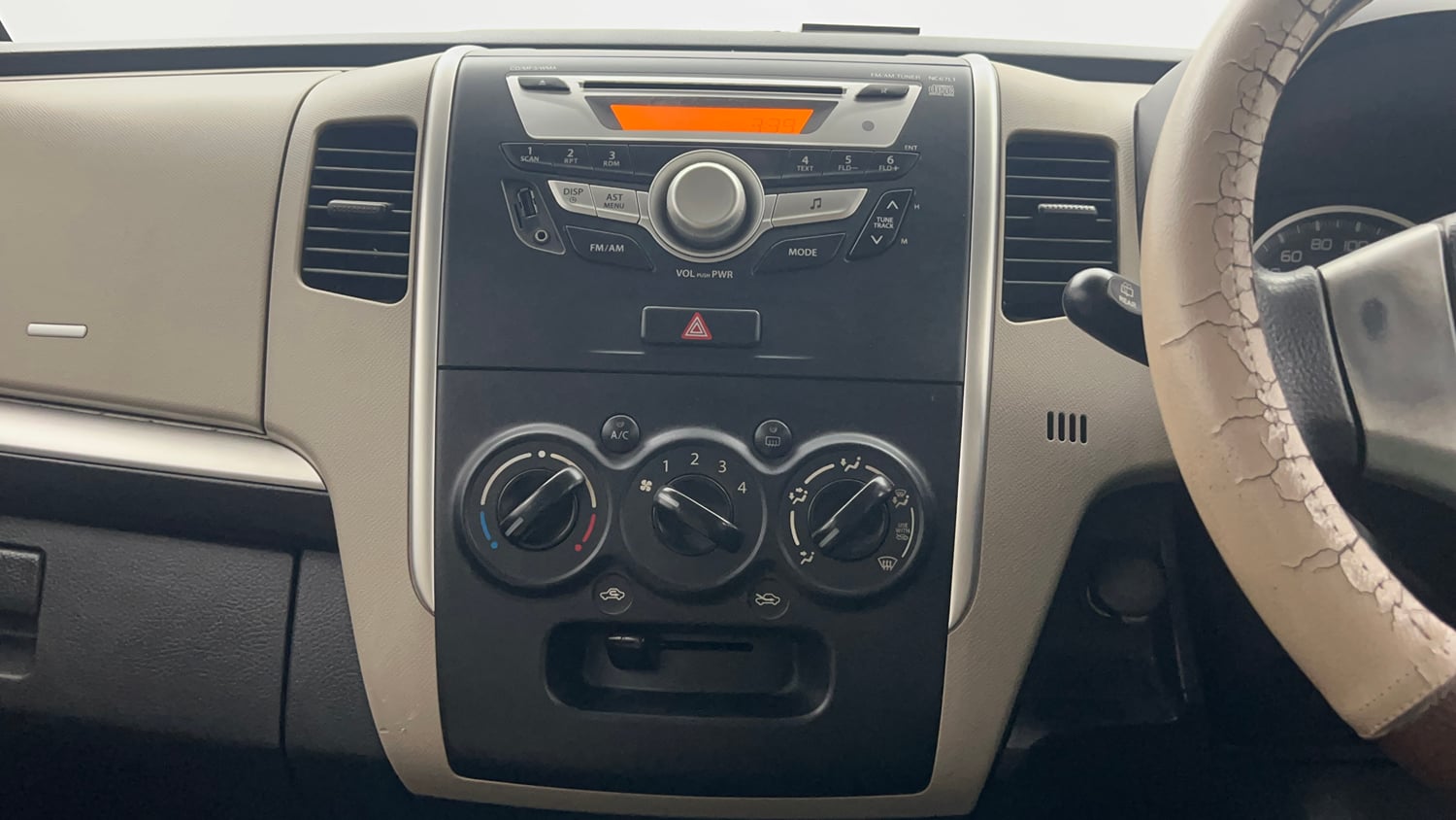 Used 2014 Maruti Suzuki Wagon R VXI Petrol Manual top_features Integrated (in-dash) music system