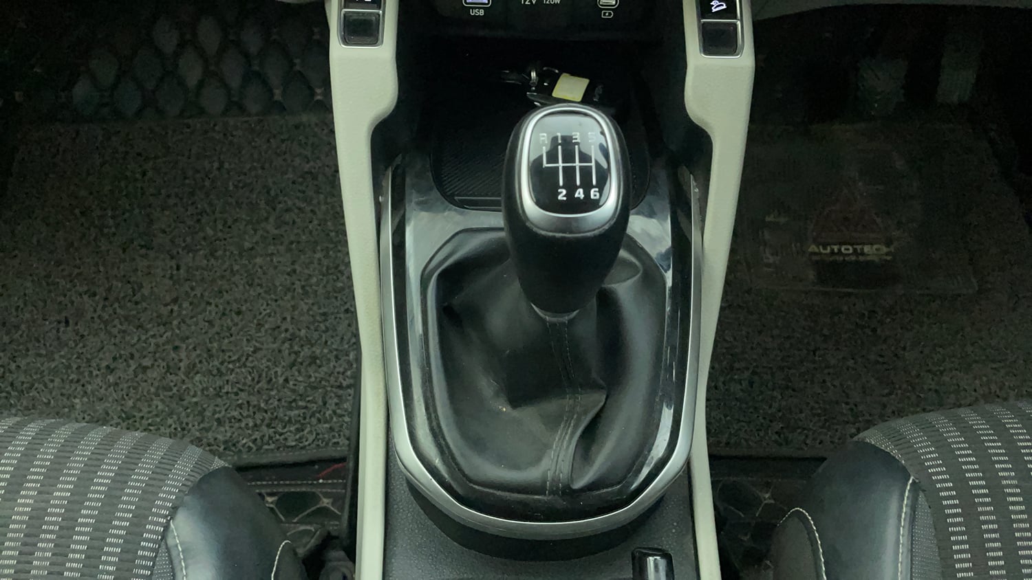 Used 2023 Kia Carens Prestige Plus 1.5 Diesel iMT 7 STR Diesel Manual interior GEAR  KNOB VIEW