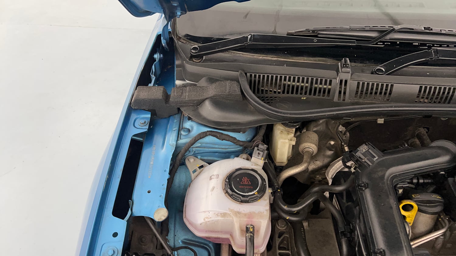 Used 2023 Skoda Slavia Style 1.0L TSI MT Petrol Manual engine ENGINE RIGHT SIDE HINGE & APRON VIEW
