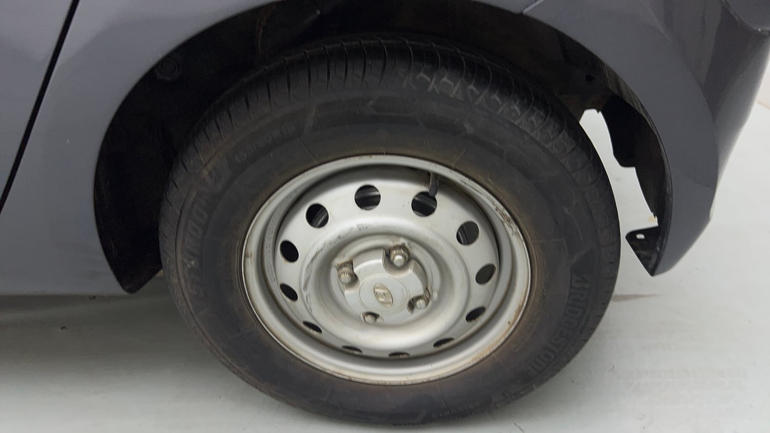 Used 2014 Hyundai i10 Magna 1.1 iRDE2 Petrol Manual tyres LEFT REAR TYRE RIM VIEW