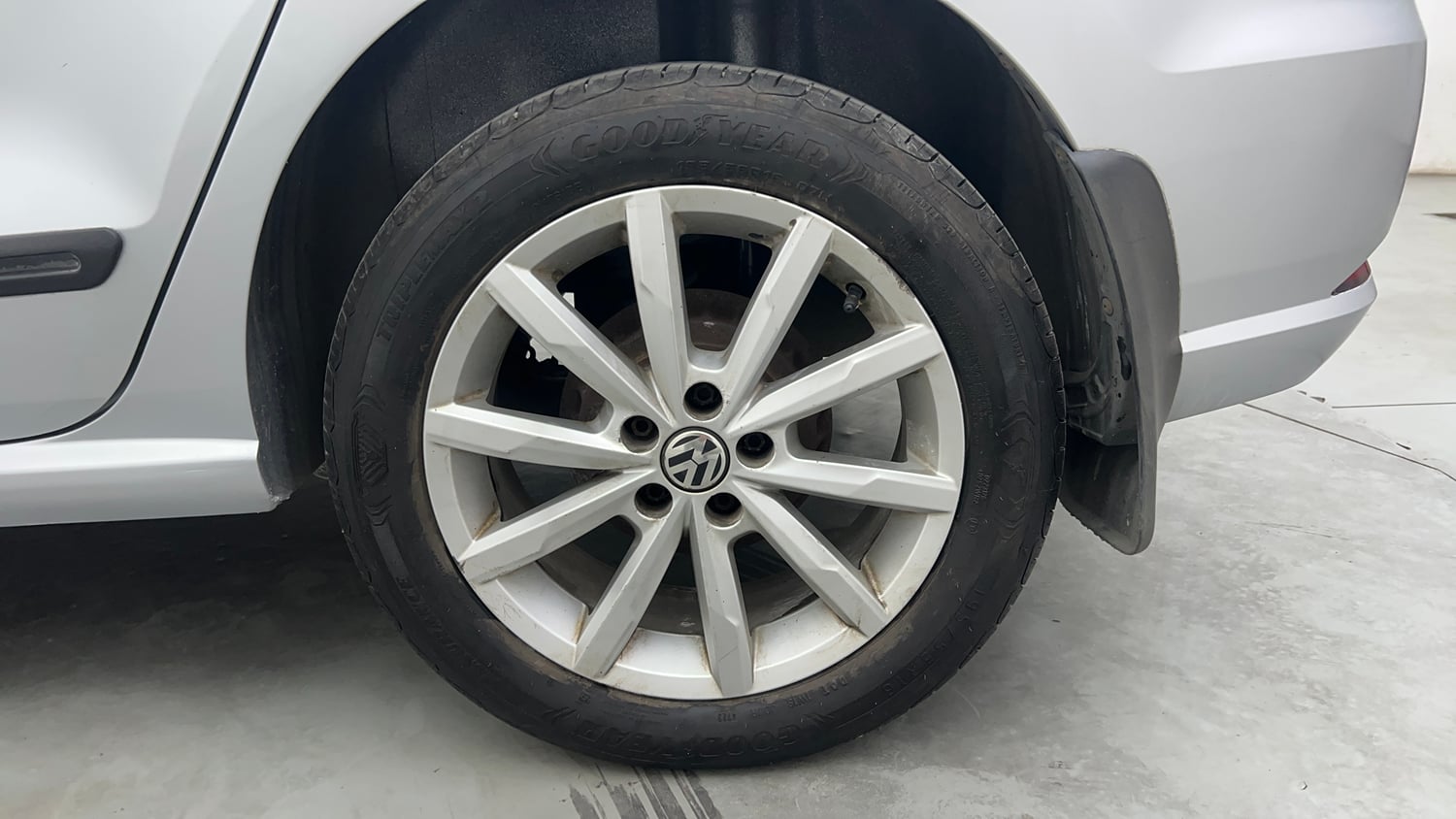 Used 2017 Volkswagen Ameo Highline Plus 1.5L AT (D)16 Alloy Diesel Automatic tyres LEFT REAR TYRE RIM VIEW